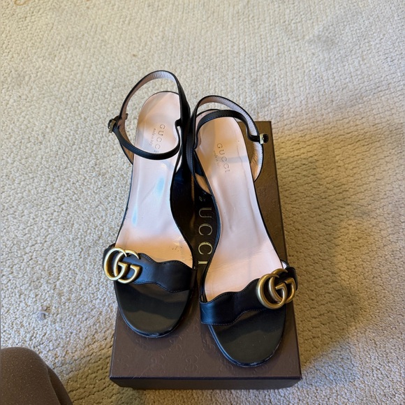 Gucci Black Leather Slingback Heels with Gold Double G - Picture 2 of 12